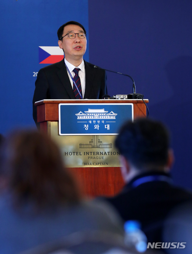 【프라하(체코)=뉴시스】전신 기자 = 윤영찬 국민소통수석이 28일 프라하 프레스센터에서 문재인 대통령이 주요20개국(G20) 정상회의 기간 도널드 트럼프 미국 대통령과 한미 정상회담을 갖는다고 밝히고 있다. 2018.11.28.&nbsp; photo1006@newsis.com