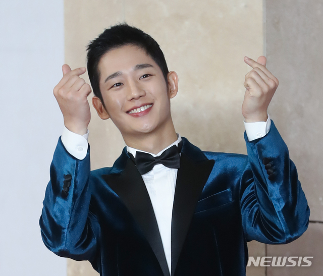 【인천=뉴시스】조수정 기자 = 배우 정해인이 2018 아시아 아티스트 어워즈(2018 AAA)가 열린 28일 인천 중구 파라다이스시티에서 포즈를 취하고 있다. 2018.11.28. chocrystal@newsis.com