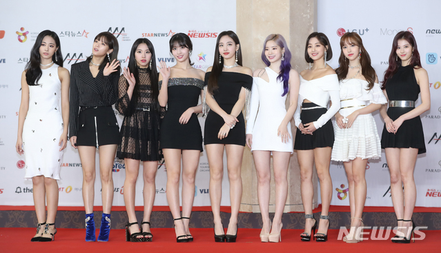 【인천=뉴시스】조수정 기자 = 그룹 트와이스가 2018 아시아 아티스트 어워즈(2018 AAA)가 열린 28일 인천 중구 파라다이스시티에서 포즈를 취하고 있다. 2018.11.28. chocrystal@newsis.com