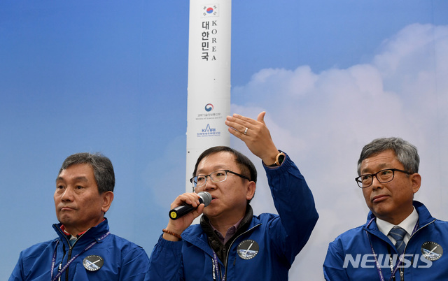【나로우주센터(고흥)=뉴시스】신대희 기자 = 한국 기술로 개발한 75t 액체로켓 엔진을 장착한 누리호 시험발사체가 28일 오후 전남 고흥군 나로우주센터에서 비행을 성공적으로 마쳤다. 발사체 비행 직후 프레스센터에서 임철호 한국항공우주연구원장, 고정환 한국형발사체 개발사업본부장, 박정주 나로우주센터장(왼쪽부터)이 비행 결과를 설명하고 있다. 2018.11.28.&nbsp; sdhdream@newsis.com 