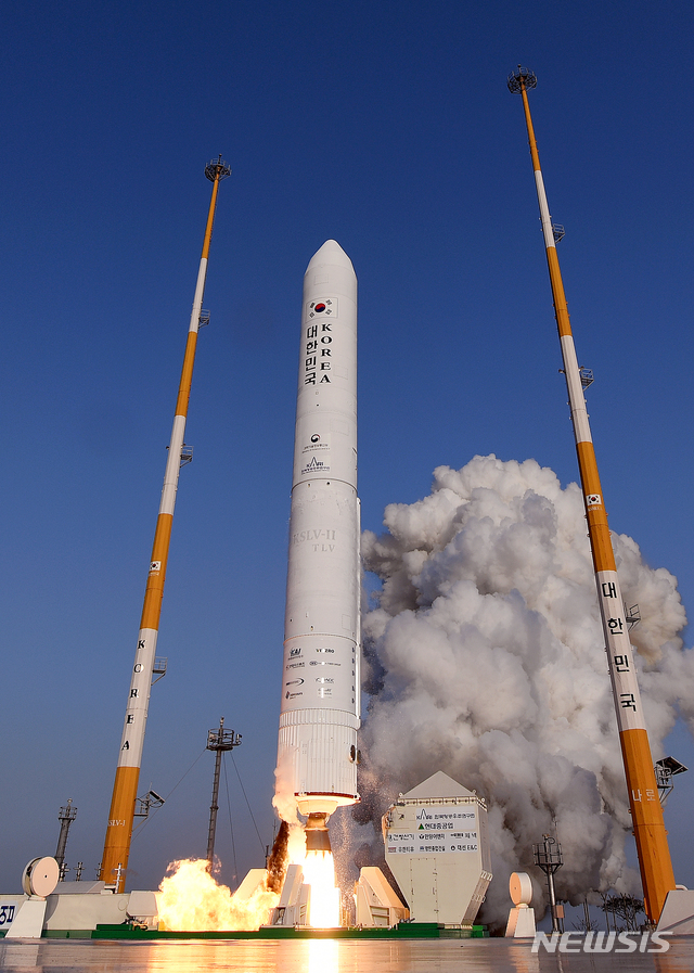 【나로우주센터(고흥)=뉴시스】신대희 기자 = 한국 기술로 개발한 75t 액체로켓 엔진을 장착한 누리호 시험발사체가 28일 오후 전남 고흥군 나로우주센터에서 비행하고 있다. 시험발사체는 연소 목표인 140초를 넘긴 151초간 정상 연소하며 비행했다. 한국항공우주연구원은 우리 기술로 우주에 인공위성을 보낼 수 있는 엔진 구동력을 검증한 것으로 평가했다. 2018.11.28. (사진 = 한국항공우주연구원 제공)&nbsp; photo@newsis.com 