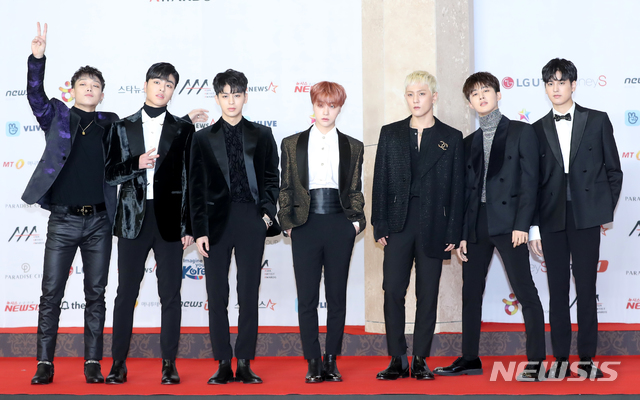 【인천=뉴시스】조수정 기자 = 그룹 아이콘이 2018 아시아 아티스트 어워즈(2018 AAA)가 열린 28일 인천 중구 파라다이스시티에서 포즈를 취하고 있다. 왼쪽부터 바비, 구준회, 송윤형, 김진환, 김동혁, 비아이(B.I), 정찬우. 2018.11.28. chocrystal@newsis.com