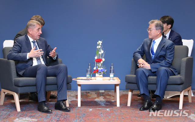 【프라하(체코)=뉴시스】전신 기자 = 문재인 대통령이 28일 프라하 한 호텔에서 안드레이 바비시 체코 총리와 회담을 하고 있다. 2018.11.28.&nbsp; photo1006@newsis.com 