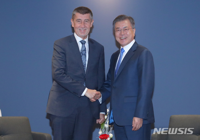 【프라하(체코)=뉴시스】전신 기자 = 문재인 대통령이 28일 프라하 한 호텔에서 안드레이 바비시 체코 총리와 회담에 앞서 악수하고 있다. 2018.11.28.&nbsp; photo1006@newsis.com