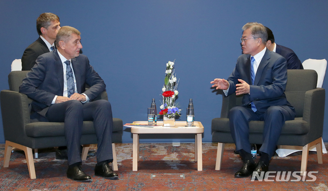 【프라하(체코)=뉴시스】전신 기자 = 문재인 대통령이 28일 프라하 한 호텔에서 안드레이 바비시 체코 총리와 회담을 하고 있다. 2018.11.28.&nbsp; photo1006@newsis.com