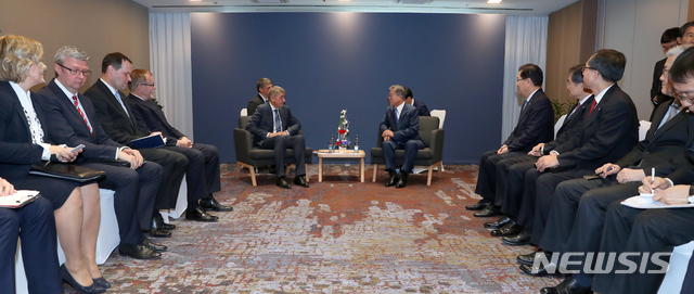 【프라하(체코)=뉴시스】전신 기자 = 문재인 대통령이 28일 프라하 한 호텔에서 안드레이 바비시 체코 총리와 회담을 하고 있다. 2018.11.28.&nbsp; photo1006@newsis.com