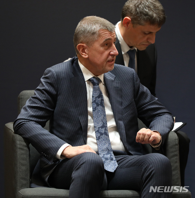 【프라하(체코)=뉴시스】전신 기자 = 28일 프라하 한 호텔에서 안드레이 바비시 체코 총리가 문재인 대통령과 만나 회담하고 있다. 2018.11.28.&nbsp; photo1006@newsis.com