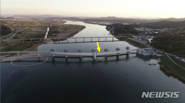 【세종=뉴시스】한강 이포보 보를 개방한 이후 지난달 18일 무인항공기로 촬영한 상류 모습. 2018.11.29. (사진 = 환경부 제공) photo@newsis.com 