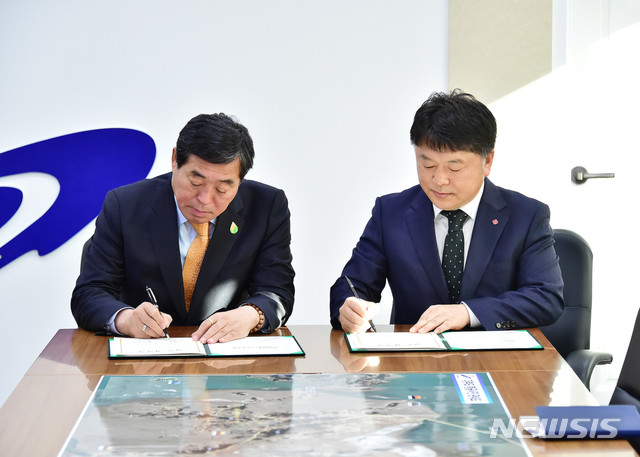 【안산=뉴시스】 조성필 기자 = 윤화섭 경기 안산시장과 김좌일 ㈜그린카 대표가 안산시청 시장실에서 전기자동차 카셰어링 활성화를 위한 업무협약을 체결하고 있다. 2018.11.29 (사진=안산시 제공) photo@newsis.com