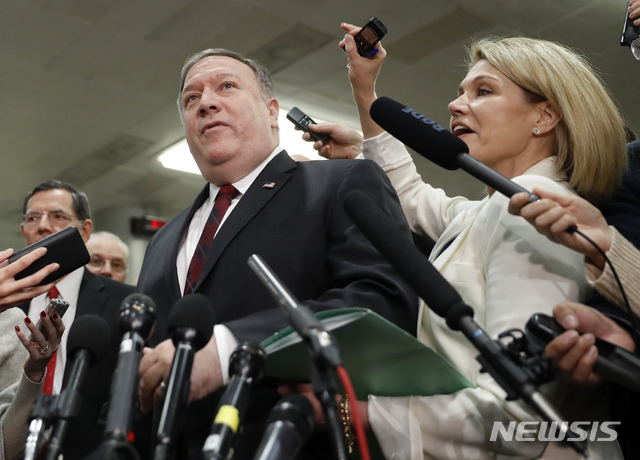 【워싱턴=AP/뉴시스】 마이크 폼페이오 미국 국무장관이 북대서양조약기구(NATO) 회원국 외교장관 회의에서 러시아의 우크라이나 선박 나포 및 중거리핵전력조약(INF) 위반을 규탄할 예정이라고 3일(현지시간) 미 국무부가 홈페이지 게시 브리핑을 통해 밝혔다. 사진은 지난달 28일 미국 워싱턴 국회의사당에서 열린 자말 카슈끄지 살해 관련 비공개 보고 직후 기자들과 만나 질의응답을 하고 있는 폼페이오. 2018.11.29.