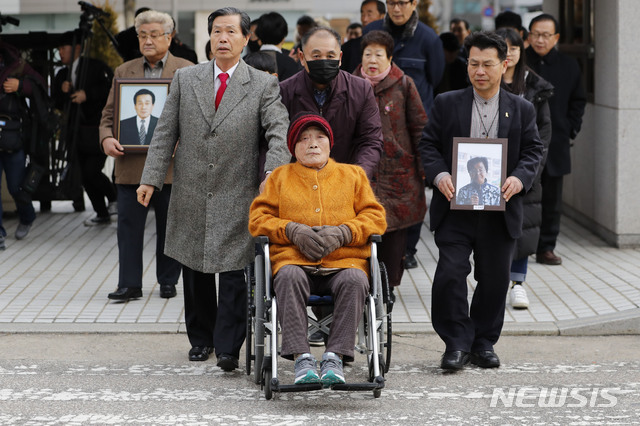 【서울=뉴시스】최동준 기자 = 미쓰비시중공업 강제동원 피해자 손배소 대법원 판결을 앞둔 29일 오전 서울 서초구 대법원 앞에서 강제동원 피해자 김성주 할머니가 법정으로 향하고 있다. 2018.11.29. photocdj@newsis.com