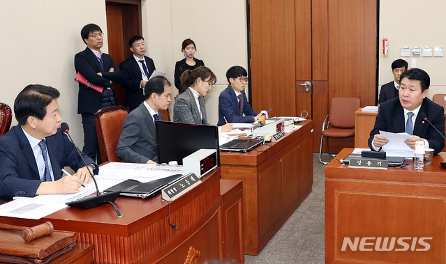 【서울=뉴시스】이종철 기자 = 노웅래 과학기술정보방송통신위원회위원장이 29일 서울 여의도 국회에서 열린 과학기술정보방송통신위원회 전체회의에서 한국당 정용기 간사가 위원장의 인터뷰 내용과 KT화재현장 방문에 대해 항의하자 심각한 표정을 하고 있다. 2018.11.29.jc4321@newsis.com