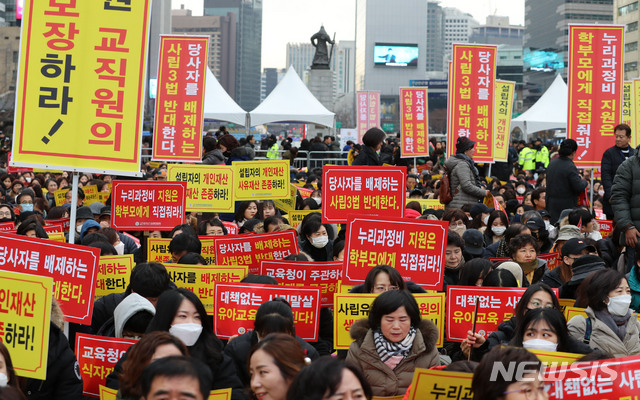 【서울=뉴시스】박주성 기자 = 한국유치원총연합회가 29일 오후 서울 광화문광장에서 ‘박용진 3법'에 반대하는 전국 사립유치원 교육자 및 학부모 총궐기 대회를 열어 참석자들이 손피캣을 들고 구호를 외치고 있다. 2018.11.29. park7691@newsis.com