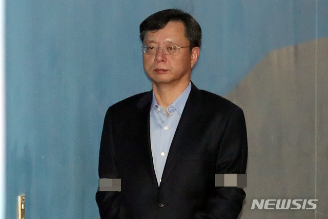 【서울=뉴시스】이영환 기자 = '국정논단 방조' 우병우 전 청와대 민정수석이 지난달 29일 오전 서울 서초구 서울고등법원에서 열린 항소심 7차 공판에 출석하고 있다. 2018.11.29. 20hwan@newsis.com