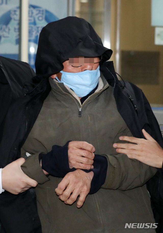 【서울=뉴시스】이영환 기자 = 김명수 대법원장 차량에 화염병을 던져 구속된 남모씨가 29일 오후 서울 서초구 서울중앙지방법원에서 열린 구속 전 피의자 심문(영장실질심사)에 출석하고 있다. 2018.11.29.&nbsp; 20hwan@newsis.com