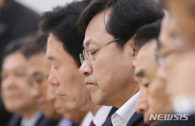 【세종=뉴시스】강종민 기자 = 29일 오후 정부세종청사에서 열린 국토교통부 공공기관장 간담회에서 오영식 한국철도공사 사장이 김현미 장관의 발언을 듣고 있다.&nbsp; 김 장관은 이 자리에서 오송역 단전사고 등 최근 연이어 발생한 국토교통분야 사고가 공공기관의 기강 해이에서 비롯된 것은 아닌지 돌아볼 필요가 있다고 지적했다. 2018.11.29.&nbsp;&nbsp; ppkjm@newsis.com
