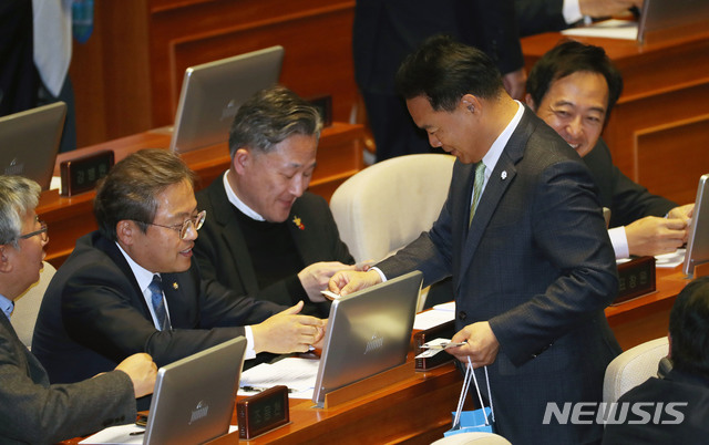 【서울=뉴시스】홍효식 기자 = 29일 오후 서울 여의도 국회에서 열린 본회의에서 음주운전으로 물의를 빚은 민주평화당 이용주 의원이 '윤창호 법 통과를 위해 의원님들의 도움이 절실합니다' 라고 적힌 메시지를 의원들에게 전달하고 있다. 2018.11.29.&nbsp; yesphoto@newsis.com 