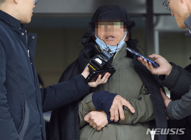 【서울=뉴시스】최동준 기자 = 김명수 대법원장 차량에 불붙인 페트병을 던진 혐의를 받는 남모씨가 지난해 11월29일 구속 전 피의자심문(영장실질심사)을 받기 위해 서울 서초경찰서에서 이동하고 있다. 2018.11.29. photocdj@newsis.com