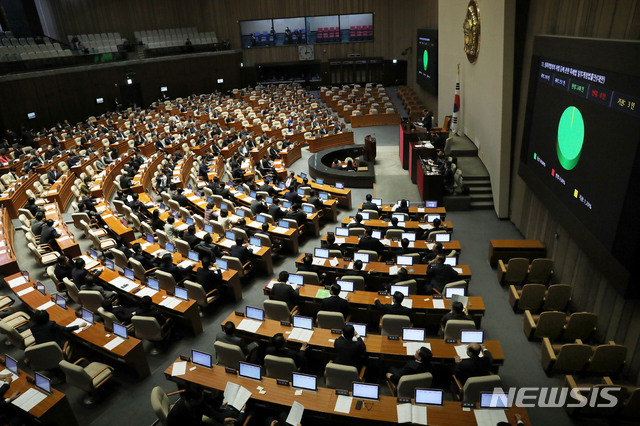 【서울=뉴시스】홍효식 기자 = 29일 오후 서울 여의도 국회에서 열린 본회의에서 대학 리벤지포르노 처벌강화법인 성폭력범죄의 처벌 등에 관한 특례법 일부개정법률안(대안)이 재석 251인 중 찬성 248인, 기권 3인으로 통과되고 있다. 2018.11.29. yesphoto@newsis.com