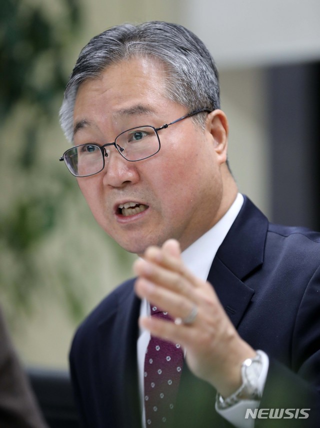 【서울=뉴시스】고범준 기자 = 송무빈 서울지방경찰청 경비부장(경무관)이 29일 오후 서울 종로구 서울지방경찰청 경비부장실에서 경찰청이 발표한 치안감 승진 인사와 관련, 취재진들에게 입장을 밝히고 있다.&nbsp; 송 경비부장은 치안감 승진 인사가 공정하지 않다며 정부에 국정조사를 요구해 논란이 되고 있다. 2018.11.29.&nbsp; bjko@newsis.com