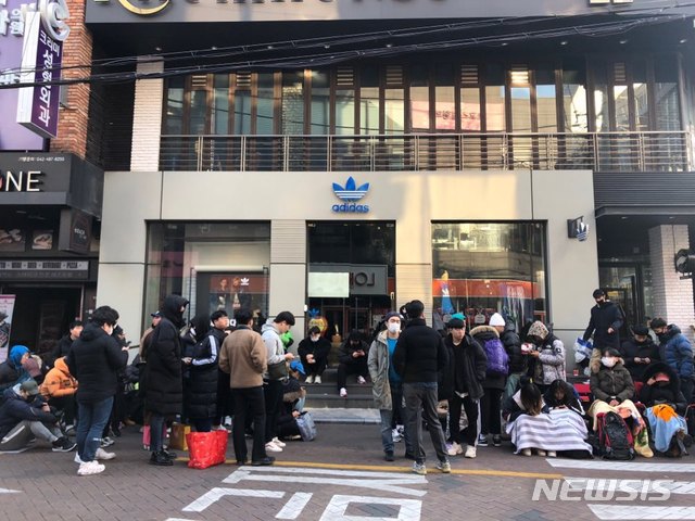 사람들로 북적이는 아디다스 매장