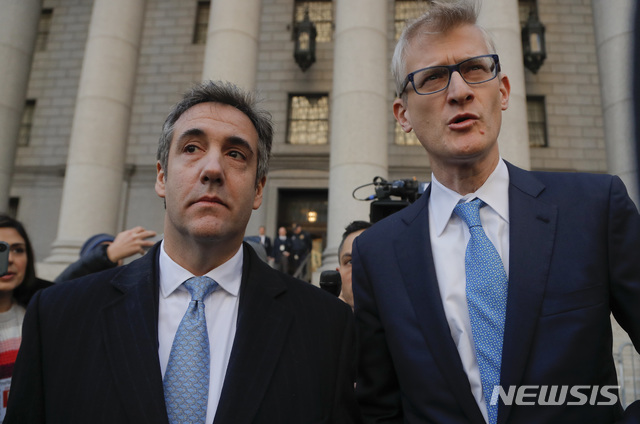 【뉴욕=AP/뉴시스】도널드 트럼프 대통령의 전 개인 변호사 마이클 코언이 '러시아 스캔들' 관련 의회에 거짓말을 했다며 유죄를 인정했다. 코언은 29일(현지시간) 뉴욕 연방법원에 깜짝 출두, 지난해 1월 미 의회에서 트럼프 대통령의 부동산 사업 관련 거짓말을 했음을 인정했다. 사진은 코언(왼쪽)이 이날 법원을 나서는 모습.2018.11.30 