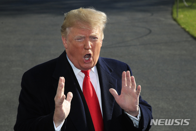 【워싱턴=AP/뉴시스】 도널드 트럼프 대통령은 29일(현지시간) 백악관에서 전 개인 변호사 마이클 코언의 '러시아 스캔들' 의혹 관련 유죄 인정에 대해 "거짓말"이라고 반발했다. 사진은 이날 주요20개국(G20)정상회담 참석차 백악관을 떠나기 전 기자들에게 이야기하는 트럼프. 2018.11.30