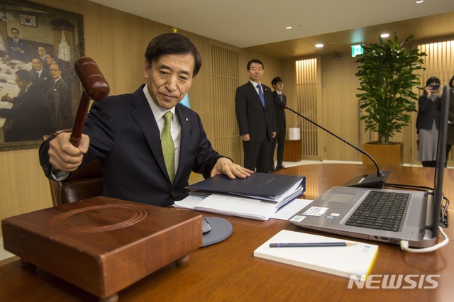 [한은 금리인상]금리동결 소수의견 2명…내년 인상 '불투명'(종합)