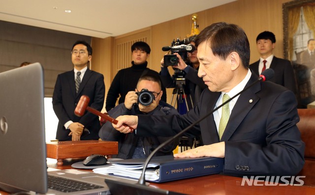 【서울=뉴시스】전진환 기자 = 이주열 한국은행 총재가 30일 오전 서울 중구 한국은행에서 금융통화위원회를 개회하고 있다. 2018.11.30. photo@newsis.com