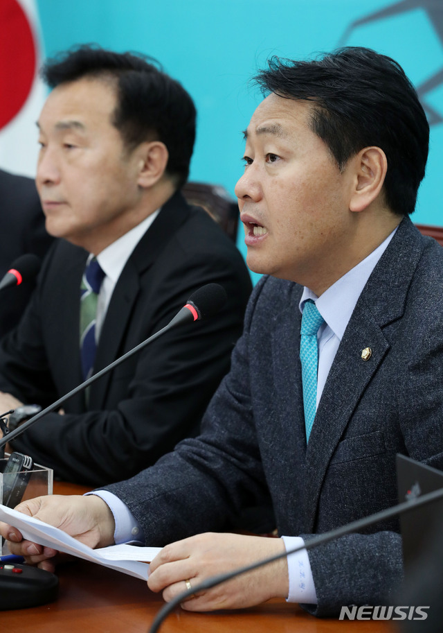 【서울=뉴시스】홍효식 기자 = 바른미래당 김관영 원내대표가 30일 오전 서울 여의도 국회에서 열린 최고위원회의에 참석해 모두발언을 하고 있다. 왼쪽은 손학규 대표. 2018.11.30.&nbsp; yesphoto@newsis.com