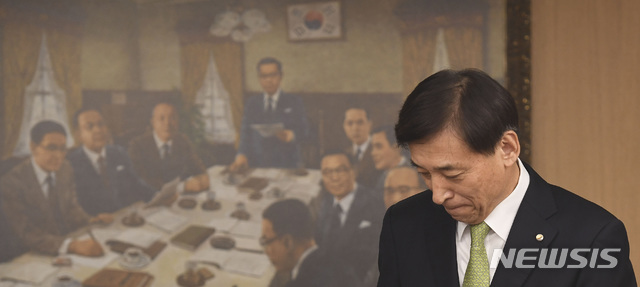 【서울=뉴시스】전진환 기자 = 이주열 한국은행 총재가 30일 오전 서울 중구 한국은행 회의실로 금융통화위원회 회의를 주재하기 위해 들어오고 있다. 2018.11.30. photo@newsis.com