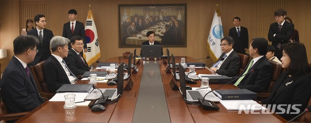 【서울=뉴시스】전진환 기자 = 이주열 한국은행 총재가 30일 오전 서울 중구 한국은행 회의실에서 금융통화위원회 회의를 주재하고 있다. 2018.11.30. photo@newsis.com