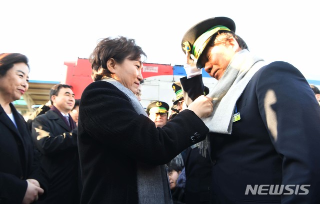 【파주=뉴시스】사진공동취재단 = 30일 경기도 파주 도라산역에서 북한 신의주로 가는 남북철도현지공동 조사단이 탄 열차가 북한으로 출발 하기전 김현미 국토교통부 장관이 기관사에게 목도리를 둘러주고 있다. 2018.11.30.&nbsp; photo@newsis.com 