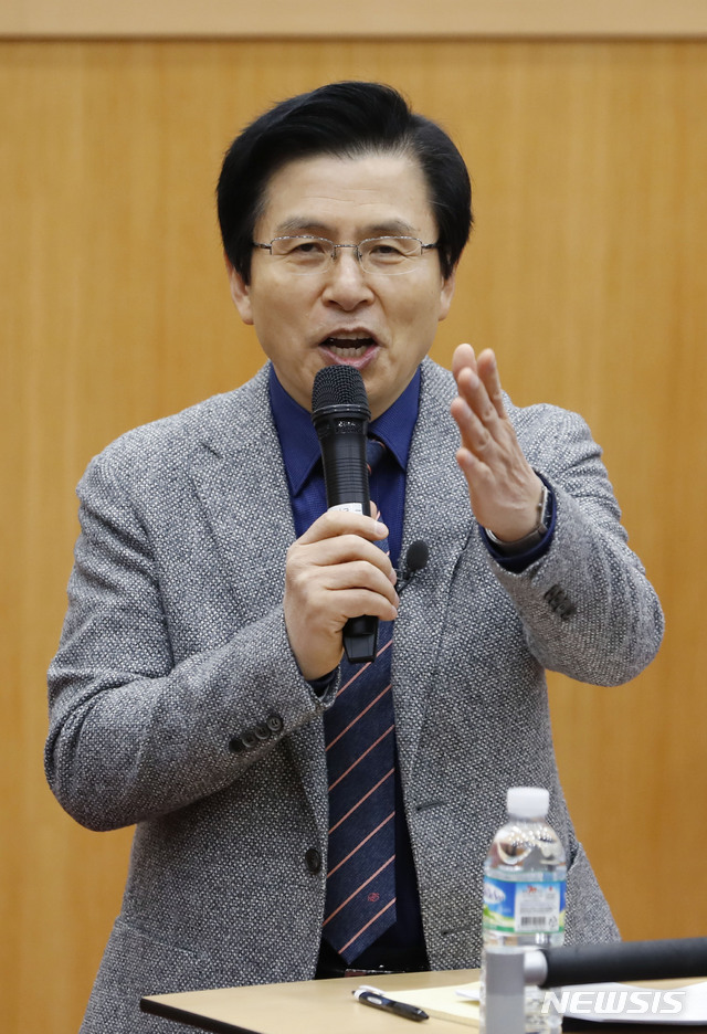 【서울=뉴시스】최동준 기자 = 황교안 전 국무총리가 30일 서울 관악구 서울대학교에서 경제학부 학생들을 대상으로 청년과 경제 '튀고, 다지고, 달리고, 꿈꾸자'라는 주제로 강연하고 있다. 2018.11.30.&nbsp; photocdj@newsis.com