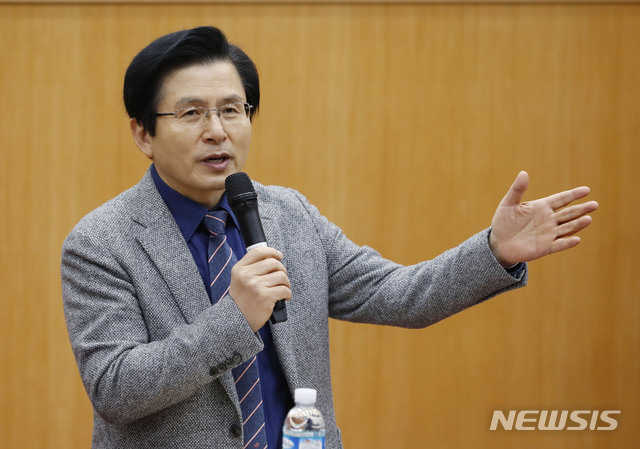 【서울=뉴시스】최동준 기자 = 황교안 전 국무총리가 지난해 11월30일 서울 관악구 서울대학교에서 경제학부 학생들을 대상으로 청년과 경제 '튀고, 다지고, 달리고, 꿈꾸자'라는 주제로 강연하고 있다. 2018.11.30. photocdj@newsis.com