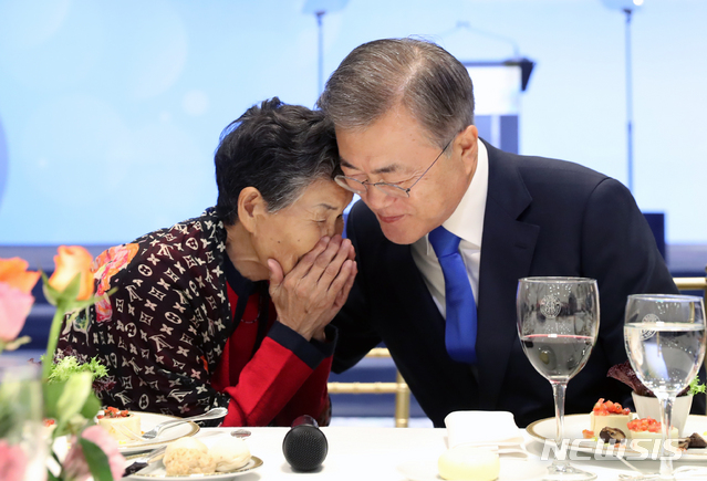 【부에노스아이레스(아르헨티나)=뉴시스】전신 기자 = 문재인 대통령이 29일(현지시간) 부에노스아이레스 한 호텔에서 열린 동포간담회에서 '우수아이아' 지역에서 화훼농장 '비베로 꼬레아노'를 통해 성공 신화를 쓴 조옥심 씨를 격려하고 있다. 2018.11.30.&nbsp; photo1006@newsis.com