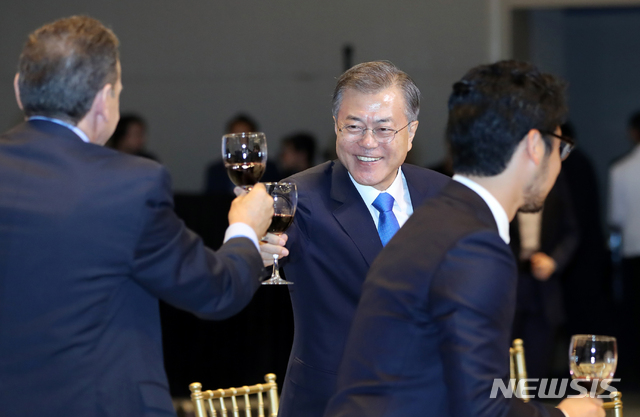 【부에노스아이레스(아르헨티나)=뉴시스】전신 기자 = 문재인 대통령이 29일(현지시간) 부에노스아이레스 한 호텔에서 열린 동포간담회에서 참석자들과 건배하고 있다. 2018.11.30.&nbsp; photo1006@newsis.com