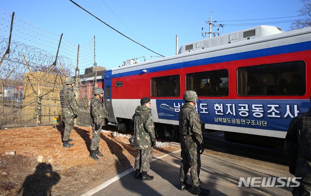 【파주=뉴시스】사진공동취재단 = 지난달 30일 오전 경기도 파주시 장단면 비무장지대내 경의선철도통문안으로 남북공동철도조사단을 태운 열차가 들어가고 있다. 2018.11.30. photo@newsis.com