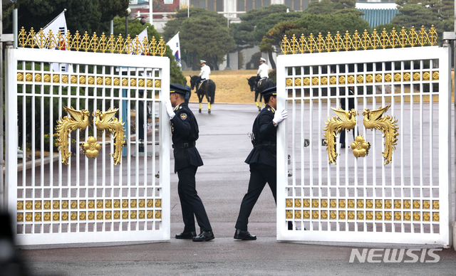 【서울=뉴시스】박진희 기자 = 청와대 민정수석실 반부패비서관실 산하 특별감찰반 직원의 부적절한 행동, 김종천 전 의전비서관은 만취상태 음주운전, 경호처 직원 음주추태 등 청와대 직원들의 잇따른 기강 해이 문제가 연일 도마 위에 오르고 있다. 임종석 대통령 비서실장은 청와대 전 직원에게 메일을 보내 경고성 메시지를 발신하고, 민정수석 산하 반부패비서관실 소속 특별감찰관원 전원을 교체키로 하며 공직 기강 틈새 다잡기에 나섰으나, 여전히 비판 여론은 수그러들지 않는 모양새다&nbsp; 사진은 청와대 본관 정문 모습. 2018.11.30.&nbsp; pak7130@newsis.com 