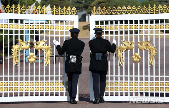 【서울=뉴시스】박진희 기자 = 청와대 민정수석실 반부패비서관실 산하 특별감찰반 직원의 부적절한 행동, 김종천 전 의전비서관은 만취상태 음주운전, 경호처 직원 음주추태 등 청와대 직원들의 잇따른 기강 해이 문제가 연일 도마 위에 오르고 있다. 임종석 대통령 비서실장은 청와대 전 직원에게 메일을 보내 경고성 메시지를 발신하고, 민정수석 산하 반부패비서관실 소속 특별감찰관원 전원을 교체키로 하며 공직 기강 틈새 다잡기에 나섰으나, 여전히 비판 여론은 수그러들지 않는 모양새다 사진은 청와대 본관 정문 모습. 2018.11.30. pak7130@newsis.com
