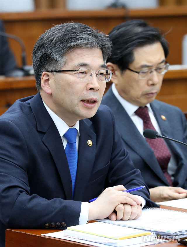 【서울=뉴시스】홍효식 기자 = 민갑룡 경찰청장이 지난달 30일 오전 서울 여의도 국회에서 열린 사법개혁특별위원회 전체회의에서 의원들 질의에 답하고 있다. 2018.11.30. yesphoto@newsis.com