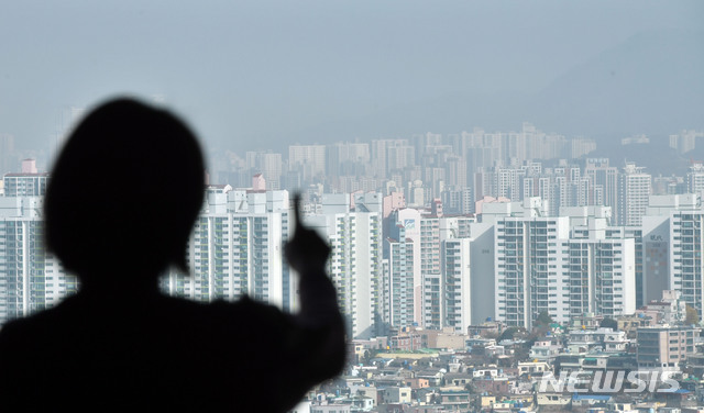 【부산=뉴시스】 하경민 기자 = 30일 오전 부산 롯데호텔에서 직원들이 중국발 황사의 영향으로 뿌옇게 변한 도심을 내려보고 있다.&nbsp; 부산시 보건환경연구원은 30일 오전 11시 기준으로 부산 서부권역(강서·북·사상·사하구)과 동부권역(기장군), 남부권역(영도·동·서·중·남·수영·해운대구)에 '미세먼지 주의보'를 발령했다. 2018.11.30.&nbsp; yulnetphoto@newsis.com