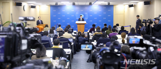 【서울=뉴시스】전진환 기자 = 이주열 한국은행 총재가 30일 오전 서울 중구 한국은행 기자실에서 통화정책방향 설명 중 기자의 질문을 듣고 있다. 금융통화위원회는 한국은행 기준금기를 1.50%에서 1.75%로 0.25%p 상향 조정 했다. 2018.11.30. amin2@newsis.com