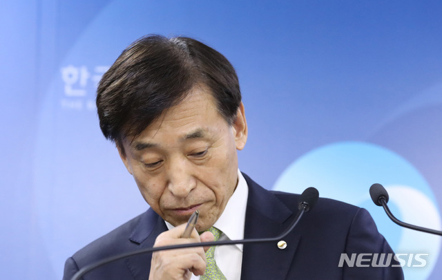 【서울=뉴시스】전진환 기자 = 이주열 한국은행 총재가 30일 오전 서울 중구 한국은행 기자실에서 통화정책방향 설명 중 기자의 질문을 듣고 있다. 금융통화위원회는 한국은행 기준금기를 1.50%에서 1.75%로 0.25%p 상향 조정 했다. 2018.11.30. amin2@newsis.com