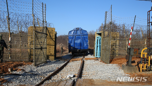 【파주=뉴시스】사진공동취재단 = 30일 오전 경기도 파주시 장단면 비무장지대내 경의선철도통문안으로 남북공동철도조사단을 태운 열차가 들어가고 있다. 2018.11.30.&nbsp; photo@newsis.com