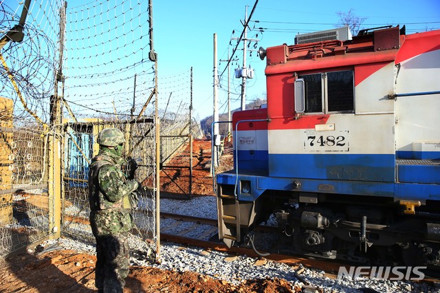 【파주=뉴시스】사진공동취재단 = 30일 오전 경기도 파주시 장단면 비무장지대내 경의선철도통문안으로 남북공동철도조사단을 태운 열차가 들어가고 있다. 2018.11.30. photo@newsis.com