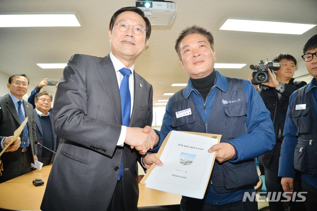 【울산=뉴시스】배병수 기자 = 30일 오전 이용섭 광주시장이 울산 북구 현대자동차 울산공장을 방문해 하부영 현대차 노조 지부장에게 광주형 일자리 관련자료를 전달하고 있다. 2018.11.30.&nbsp; bbs@newsis.com 
