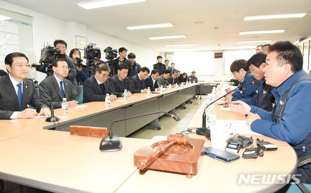 【울산=뉴시스】배병수 기자 = 30일 오전 하부영 금속노조 현대자동차지부장이 현대차 울산공장을 방문한 이용섭 광주시장에게 광주형 일자리에 대한 반대 입장을 표명하고 있다. 2018.11.30.&nbsp; bbs@newsis.com 