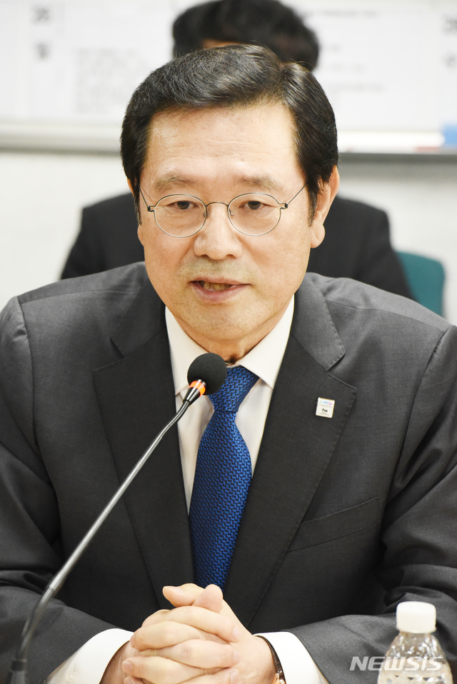 【울산=뉴시스】배병수 기자 = 30일 오전 이용섭 광주시장이 울산 북구 현대자동차 울산공장을 방문해 현대차 노조 관계자들에게 광주형 일자리 추진의 필요성을 설명하고 있다. 2018.11.30.&nbsp; bbs@newsis.com 