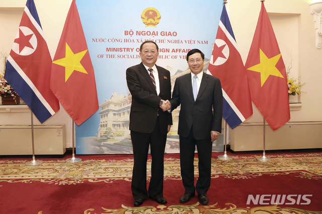 【하노이=AP/뉴시스】30일 베트남 하노이의 영빈관에서 리용호 북한 외무상(왼쪽)이 팜 빈 민 베트남 부총리 겸 외교부 장관과 회담에 앞서 악수하고 있다. 리 외무상은 전날 하노이에 도착해 베트남 방문 일정을 시작했다. 2018.11.30